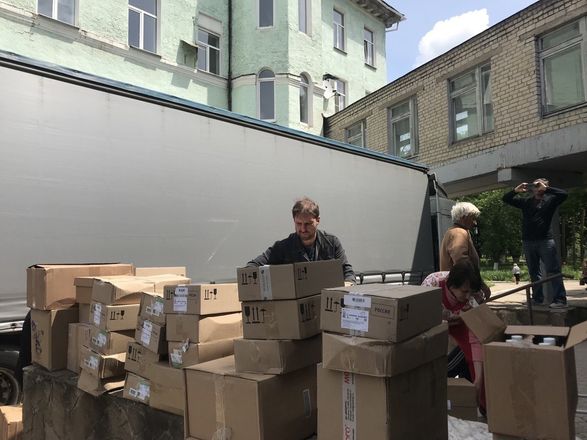 Гуманитарную помощь больнице в Харцызске передал Депутат Госдумы Дмитрий Кузнецов - фото 4