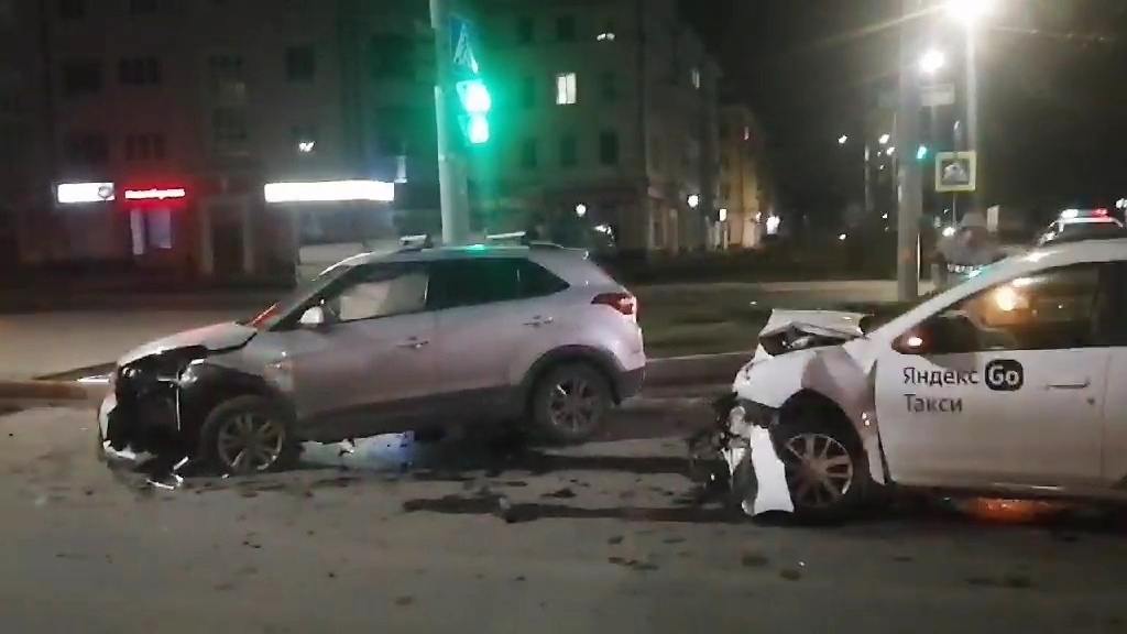 Три человека получили травмы в ДТП в Автозаводском районе с участием такси - фото 1