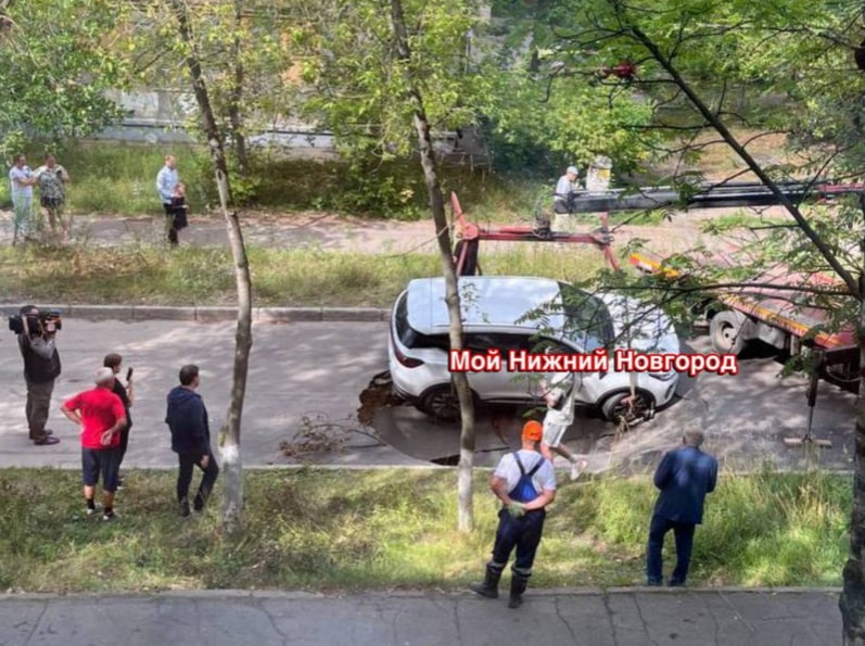 Машина рухнула в огромный провал на новой дороге в Нижнем Новгороде