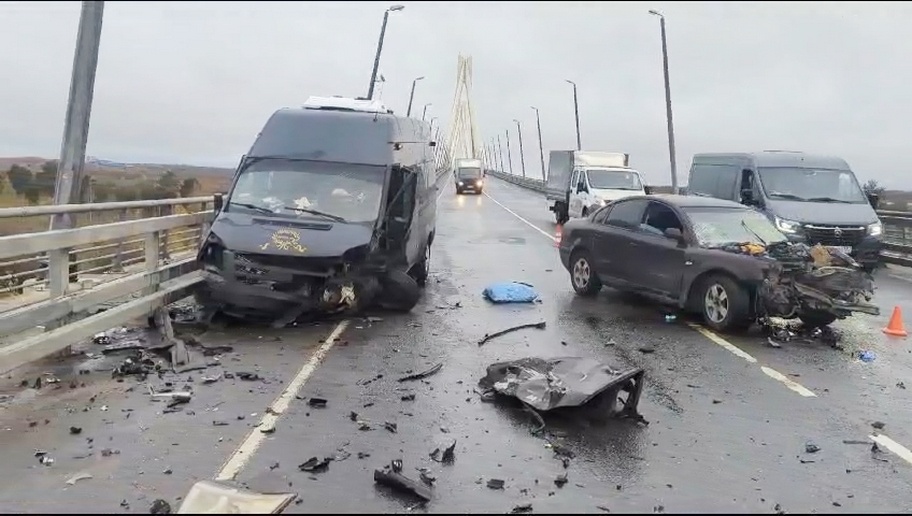 Водитель и три пассажирки получили ранения в ДТП на мосту в Нвавшинском районе - фото 1