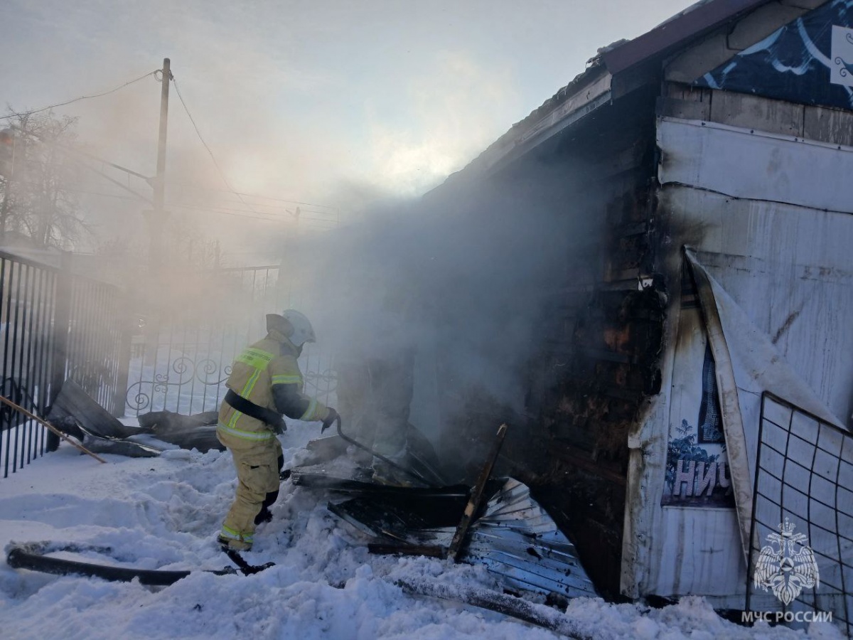 Опубликованы фото и видео с места пожара на рынке в Кстове - фото 1