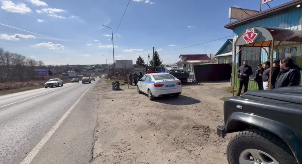 Грузовик влетел в забор на трассе в Нижегородской области - фото 1