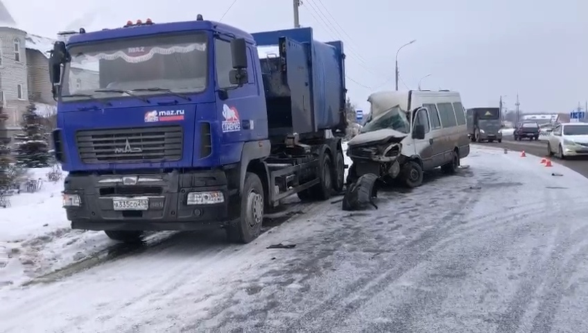 Три человека получили травмы в ДТП с микроавтобусом в Кстовском округе