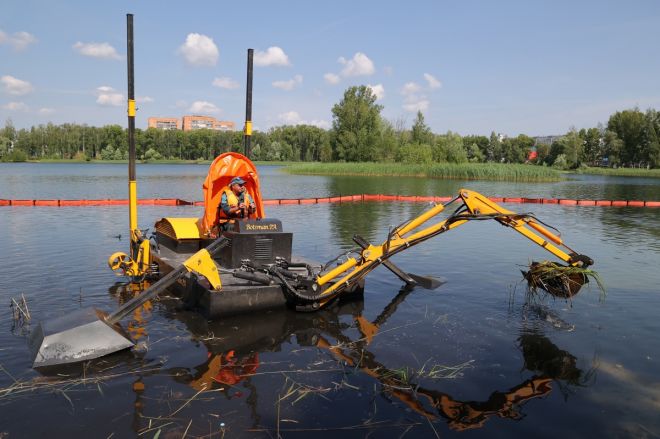 Машины-амфибии очистили более 3 000 квадратных метров дна Светлоярского озера  - фото 2