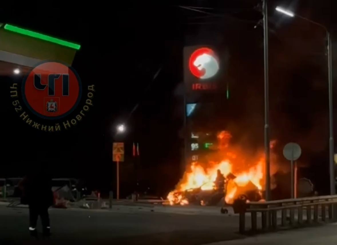 Соцсети: иномарка на скорости врезалась в АЗС и загорелась в Арзамасе - фото 1